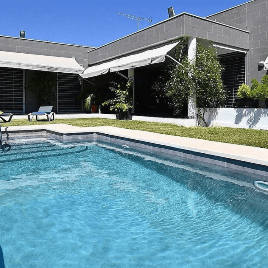 photo de synthèse d'une piscine avec liner gris